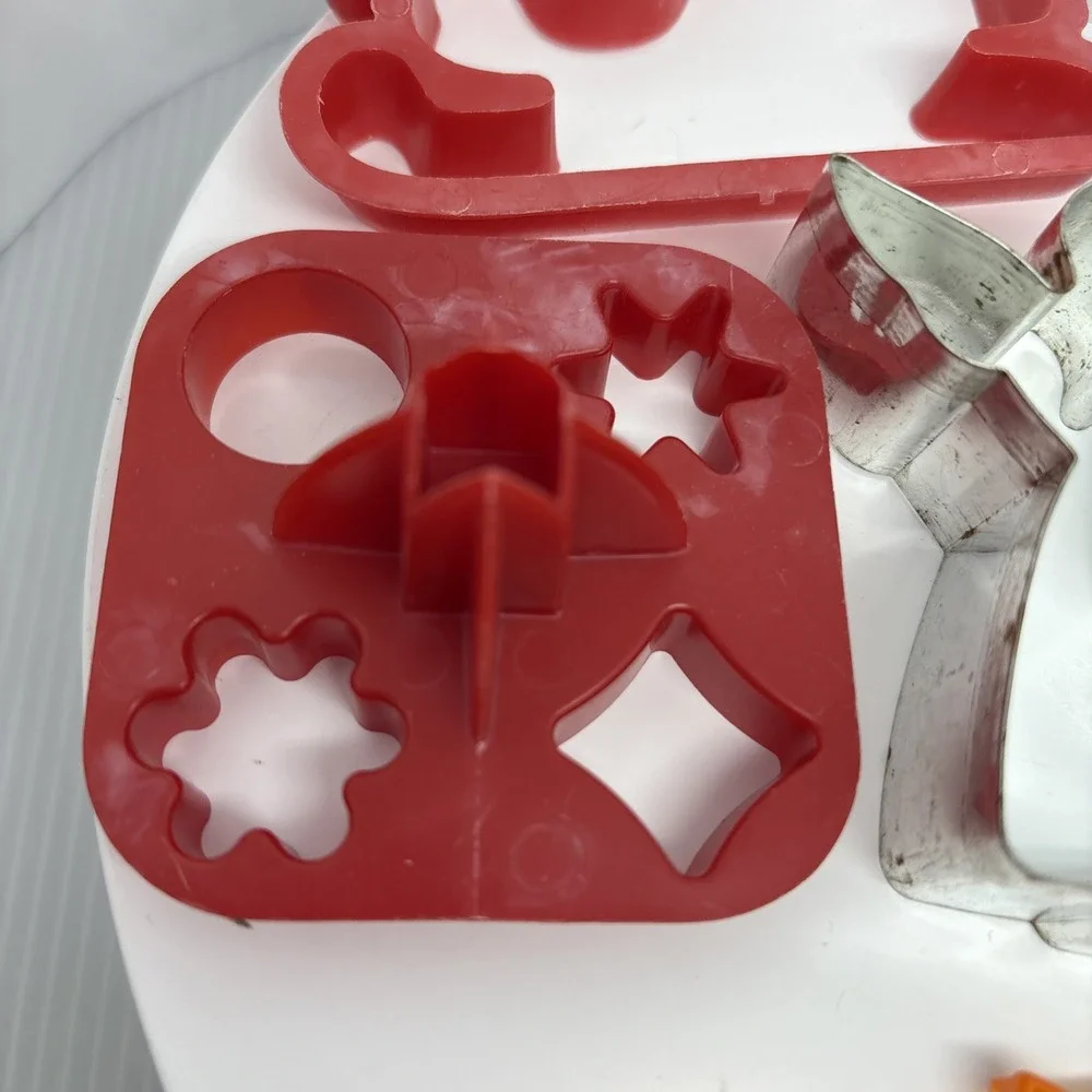 Mixed Lot of 9 Cookie Cutters 5 Metal‎ 4 Plastic Holiday Bat Angel Sleigh Bell
